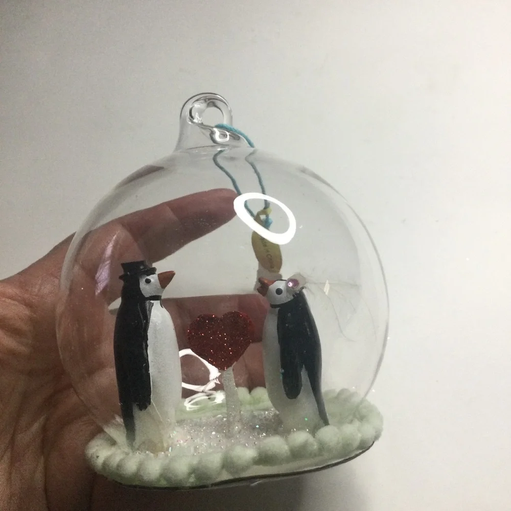 PENGUIN WEDDING GLOBE GLASS CHRISTMAS ORNAMENT NWOT 4” x 4”